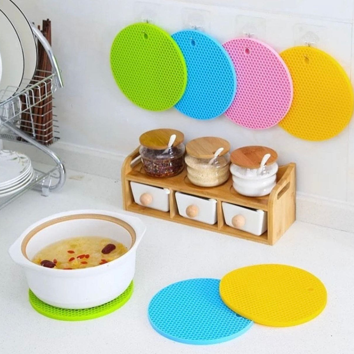 (Pack of 2) Silicone Rubber Heat Resistant Non Slip High Temperature Easy To Clean Table Mats with Hanging Hole For Pots