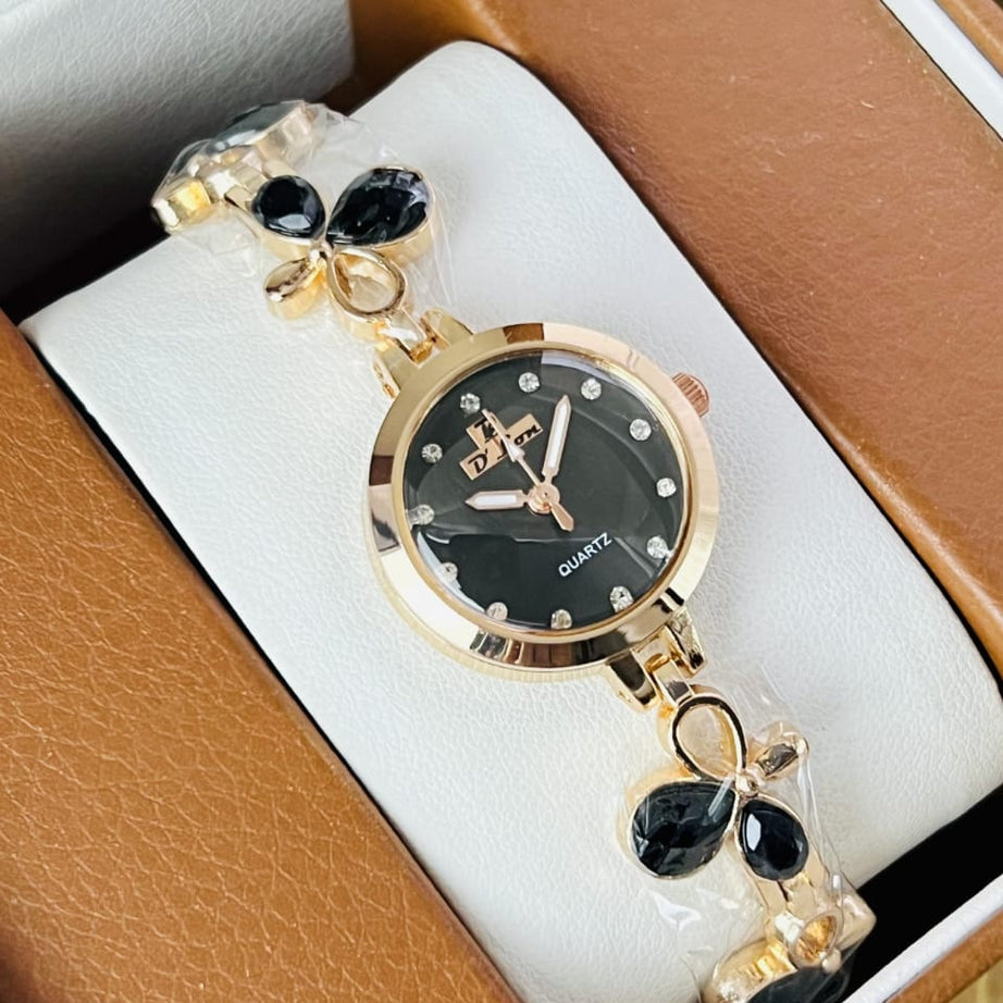 Women’s Flower Bracelet Quartz Watch (Random Color Combo)
