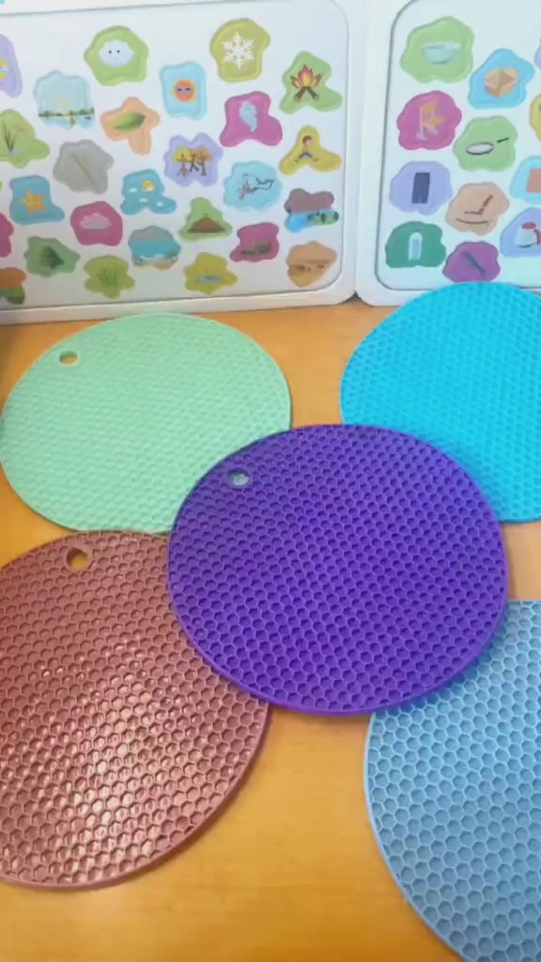 (Pack of 2) Silicone Rubber Heat Resistant Non Slip High Temperature Easy To Clean Table Mats with Hanging Hole For Pots