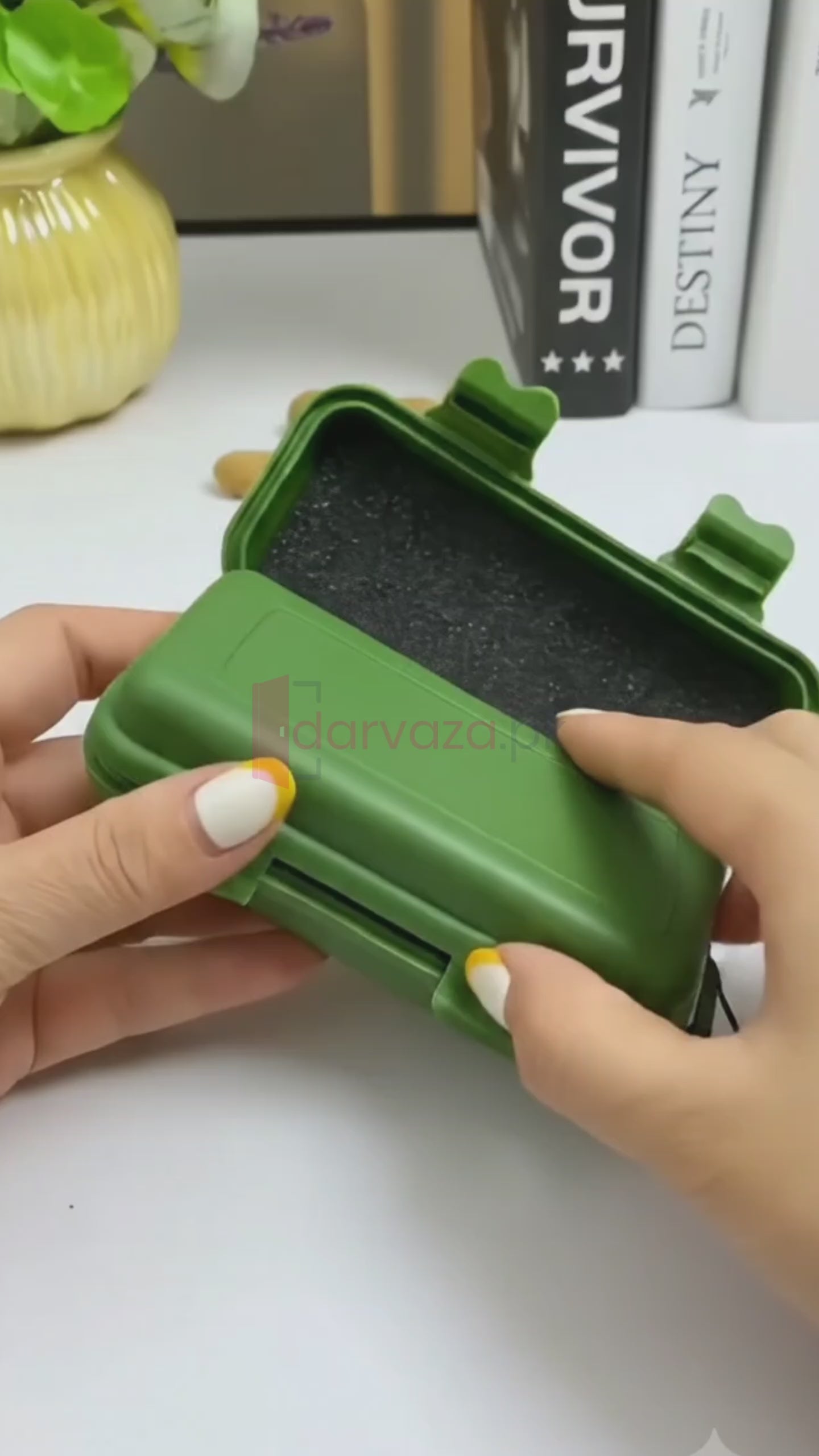 Mini Zoomable Rechargeable LED Torch light with Green Case
